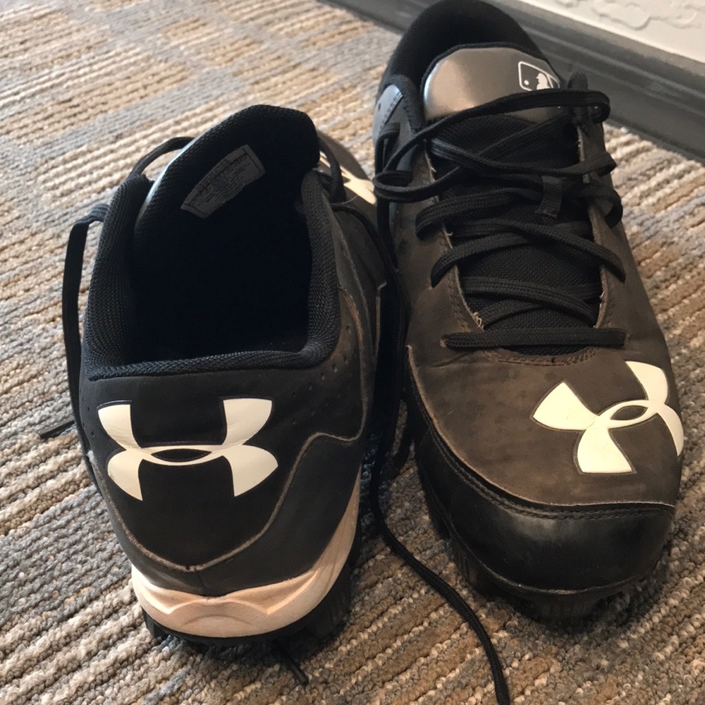 Like new men’s Under Armour baseball cleats!